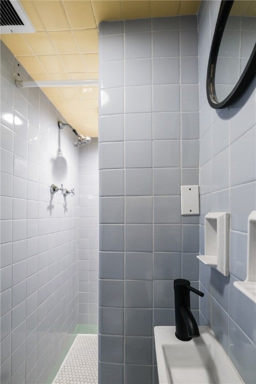 bathroom featuring tile walls