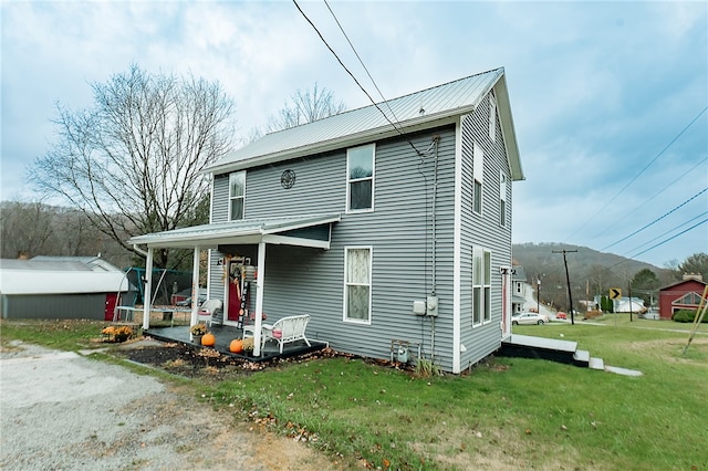 view of front of property featuring a front yard and a porch