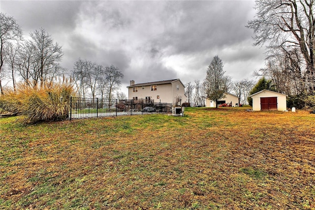 view of yard featuring a shed