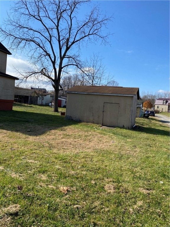 view of yard featuring a storage shed