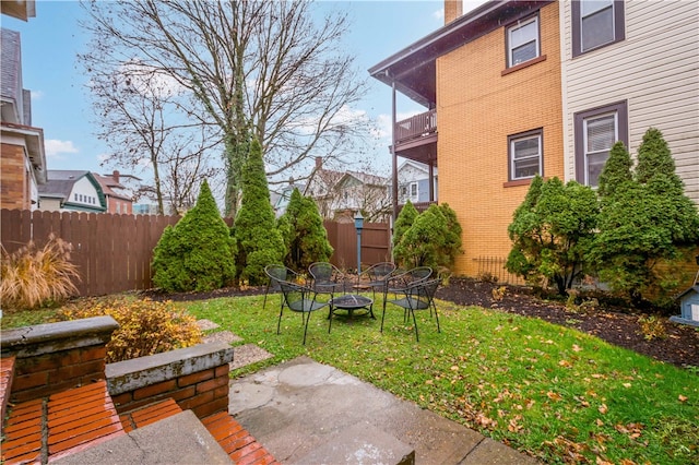 view of yard featuring a balcony