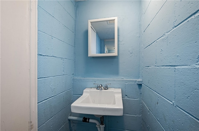 bathroom featuring sink