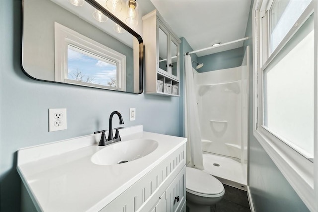 bathroom featuring a shower with curtain, vanity, and toilet