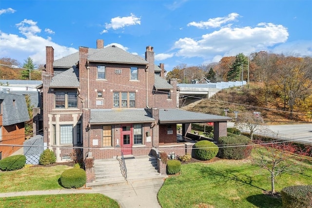 view of front of home with a front lawn