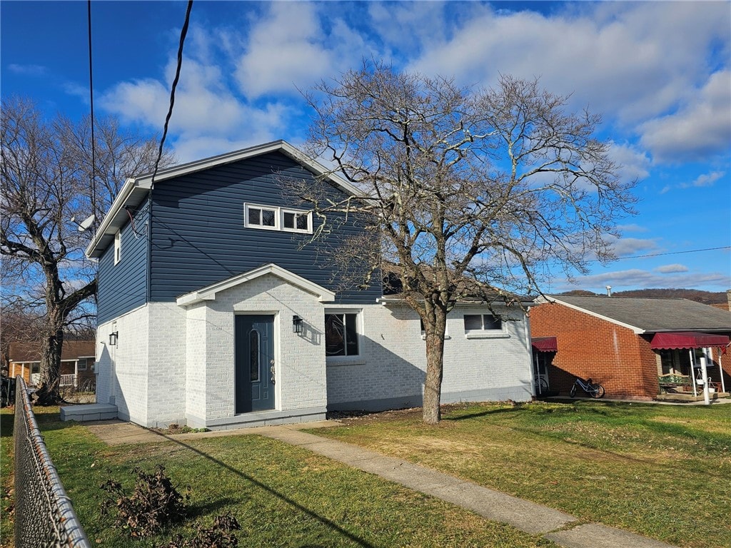 view of front facade featuring a front yard