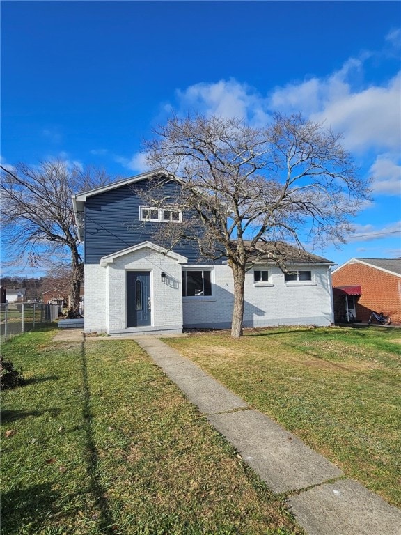 view of front of property featuring a front lawn