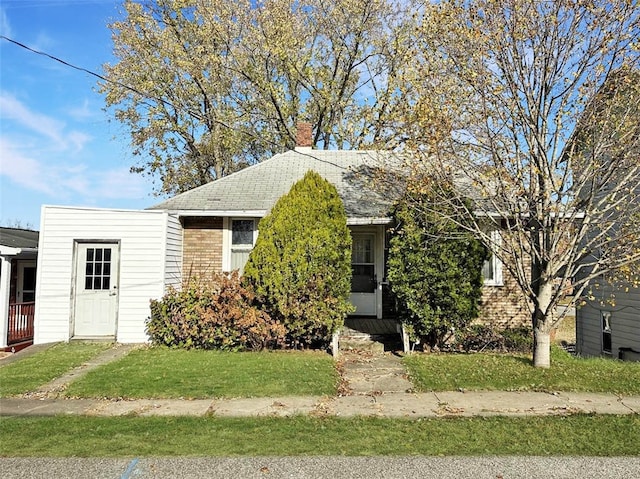 view of front of house featuring a front lawn