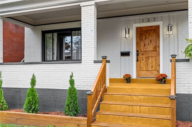 entrance to property featuring covered porch