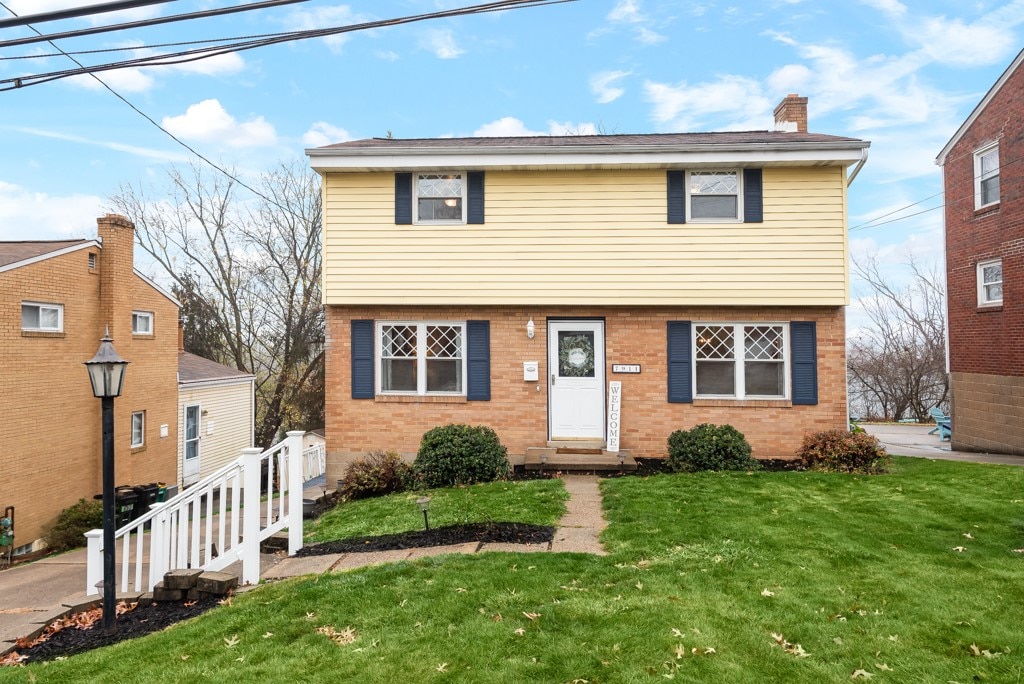 view of front of house with a front yard