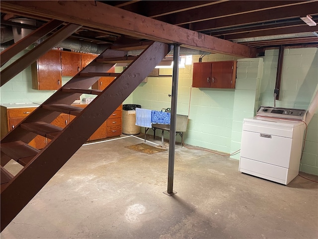 basement with washer / dryer