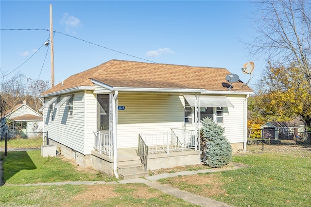 view of front facade with a front lawn