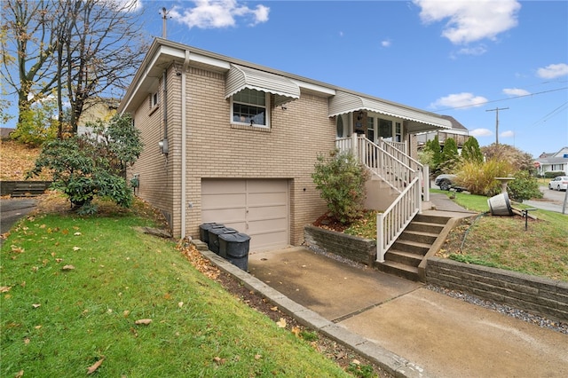 view of front facade featuring a garage and a front yard