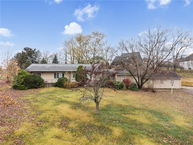 single story home featuring a front yard