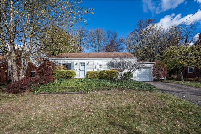 view of front of house featuring a garage and a front yard