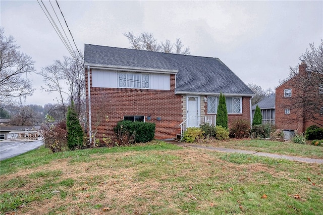 view of front of property featuring a front lawn