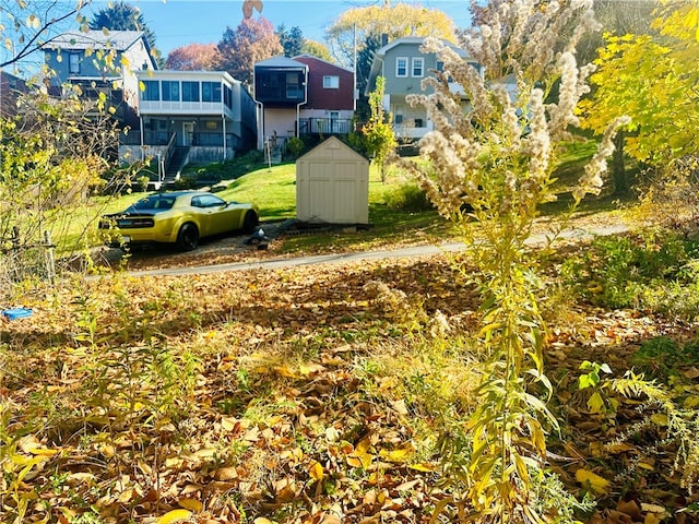 view of yard featuring a storage shed