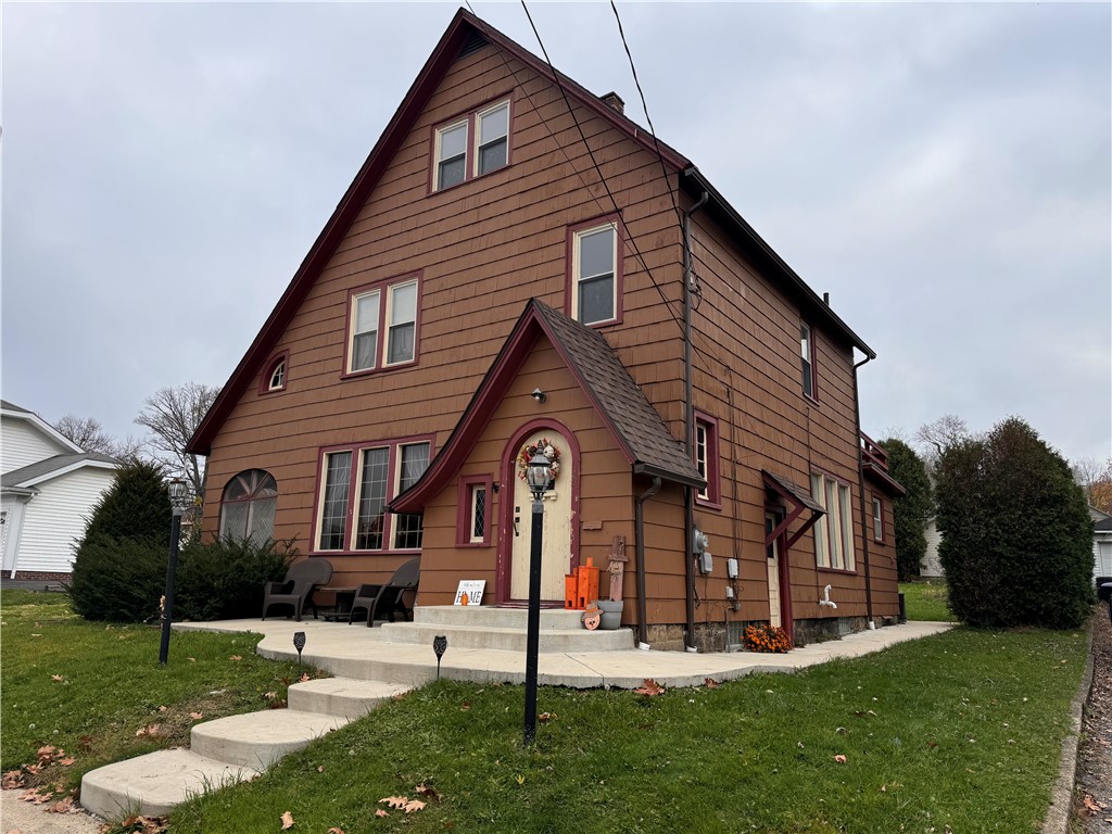 view of front facade with a front yard