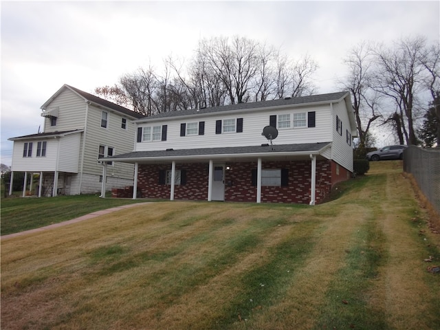 view of front of property featuring a front lawn