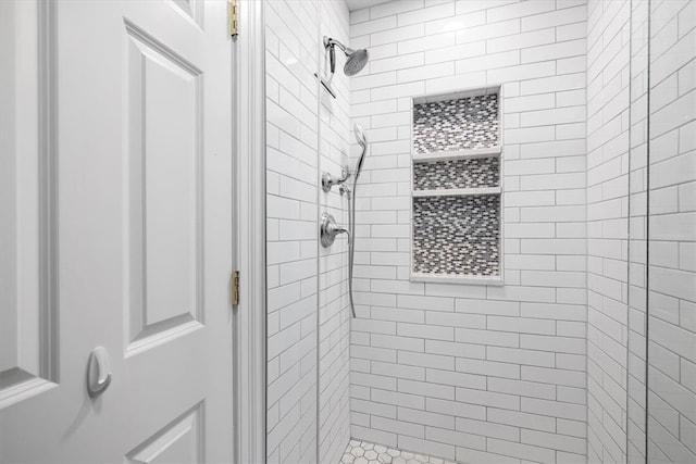 bathroom featuring a tile shower