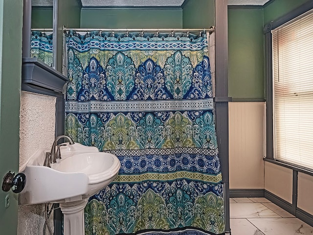 bathroom featuring a textured ceiling