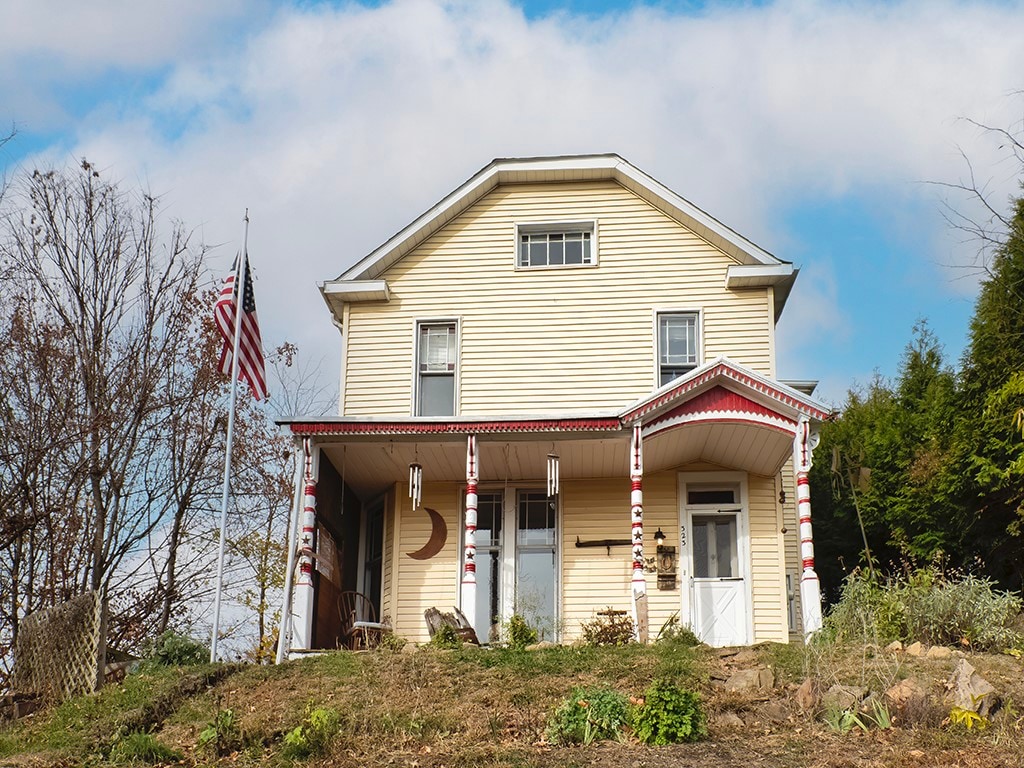 view of front facade with covered porch