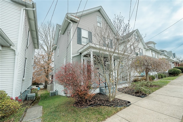 view of front facade with a front yard