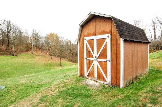 view of outdoor structure featuring a yard