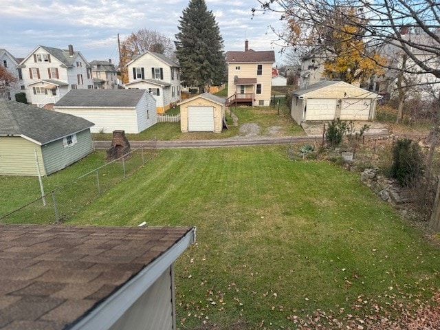 view of yard featuring an outdoor structure