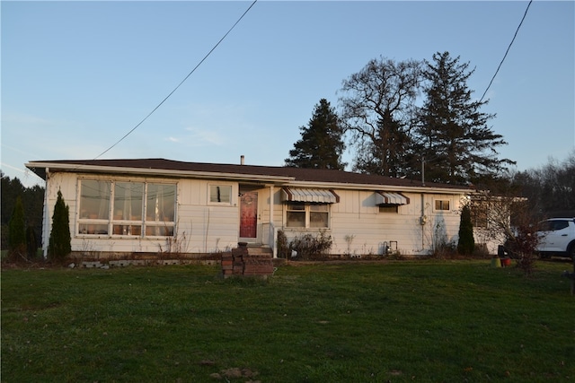 single story home with a front yard