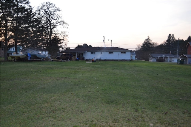 view of yard at dusk