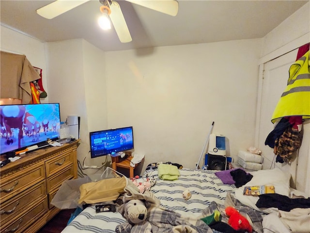 bedroom with ceiling fan