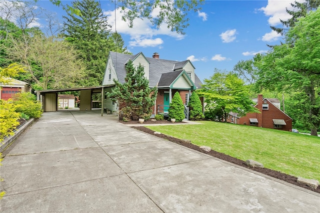 view of front of home featuring a carport and a front lawn