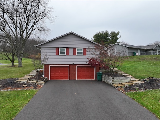 view of front facade featuring a garage and a front yard