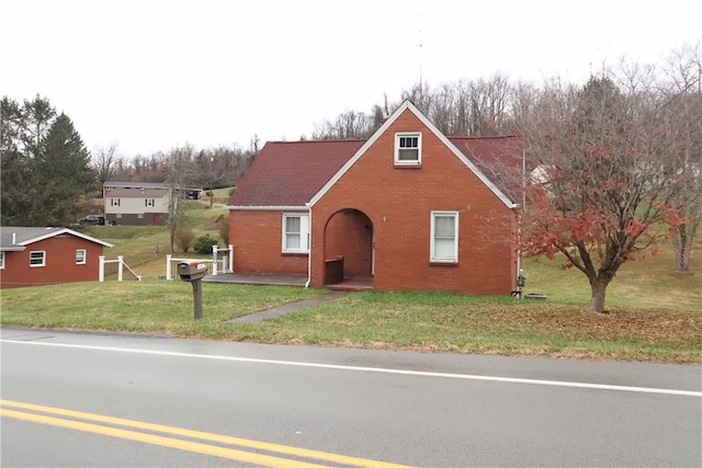 view of front facade featuring a front yard