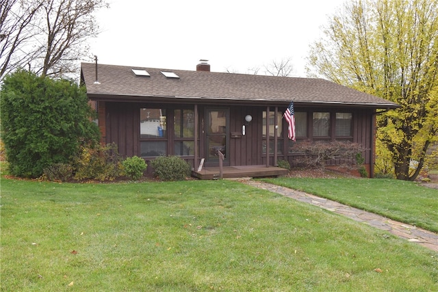 view of front facade with a front yard