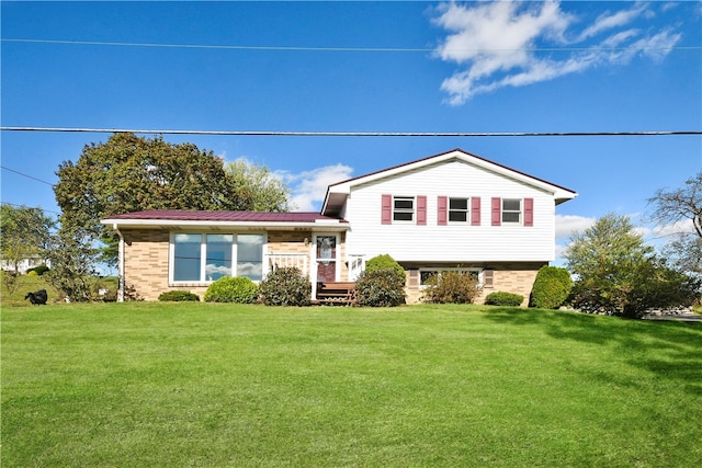 split level home featuring a front yard