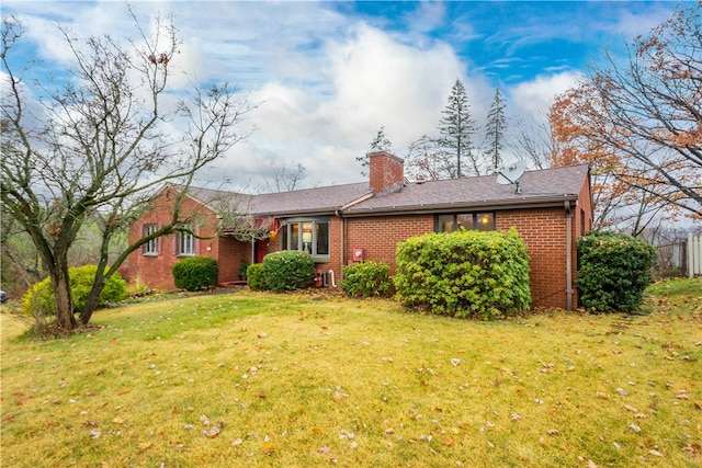 view of front of property with a front lawn