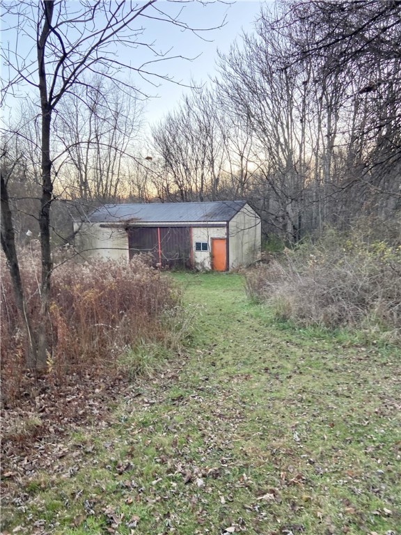 view of yard with an outbuilding