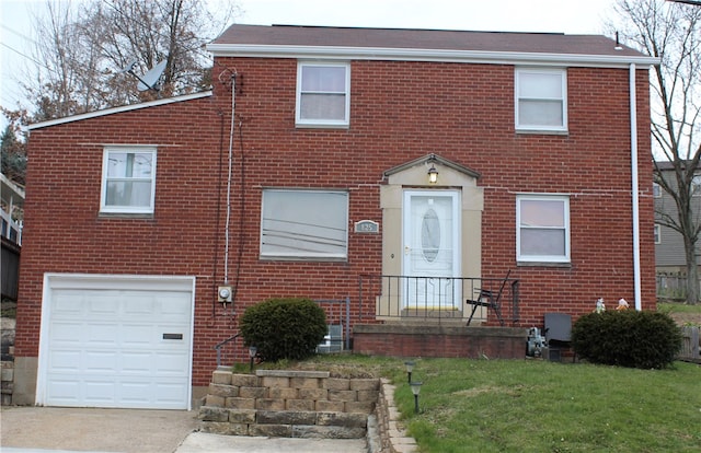 view of front of property featuring a front lawn and a garage