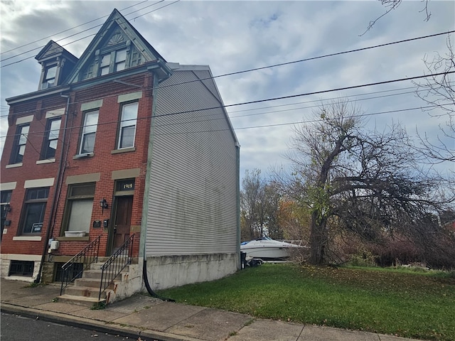 view of front facade with a front yard