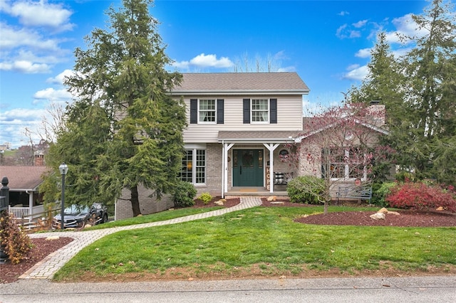 view of front facade featuring a front lawn