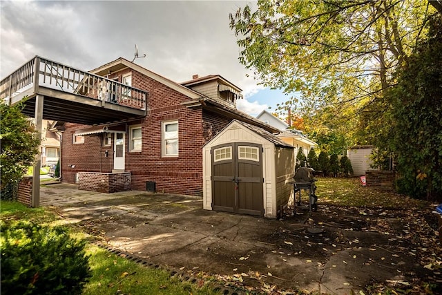 54 Buhl Ct, Sharon, PA 16146 - back of property with brick siding and a wooden deck