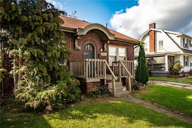 view of front of house with a front lawn