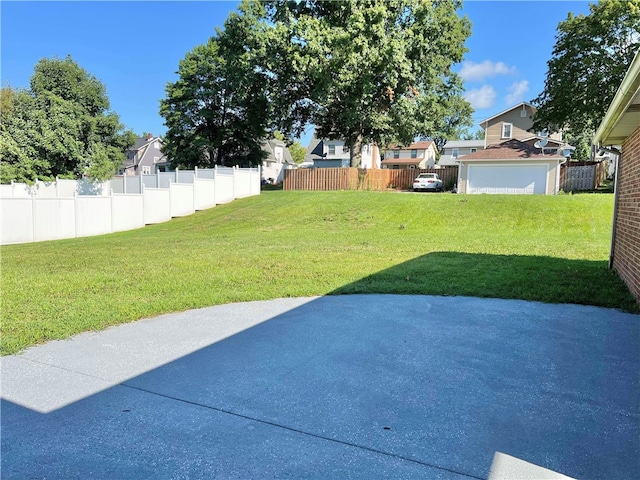 view of yard featuring a patio area