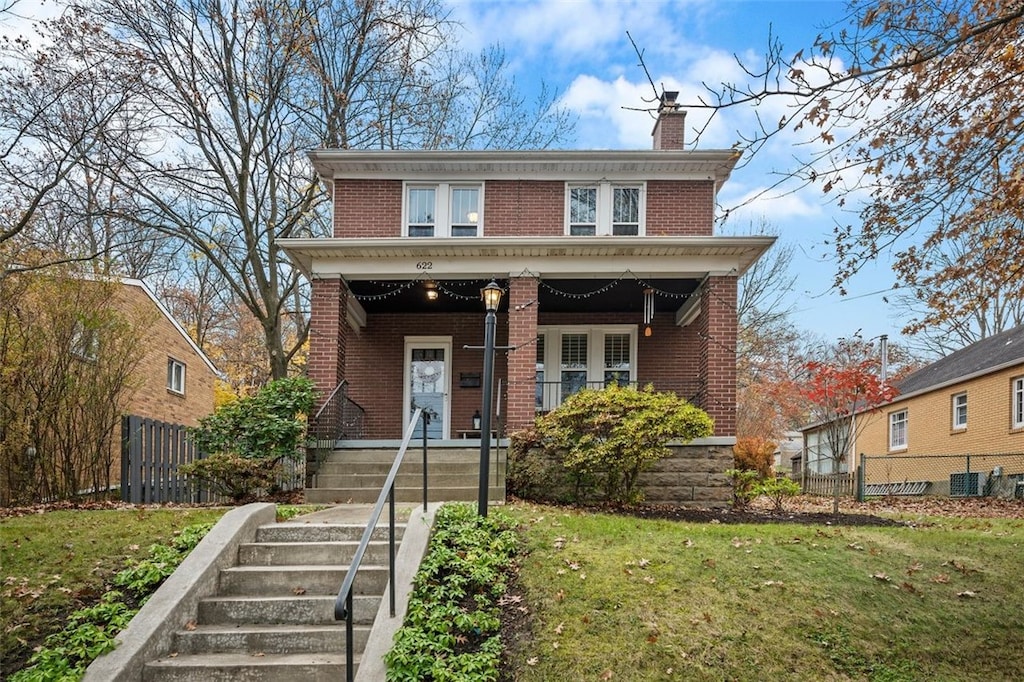 view of front of property with a front yard
