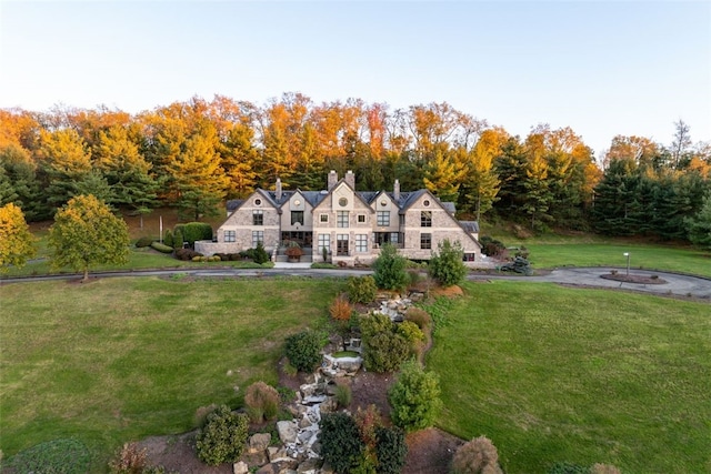 view of front of property featuring a front lawn