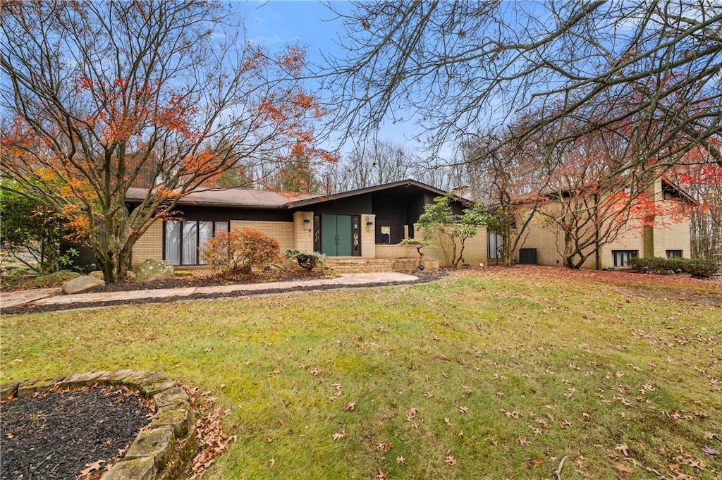 view of front of property featuring a front yard