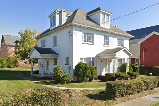 view of front of house featuring a front yard