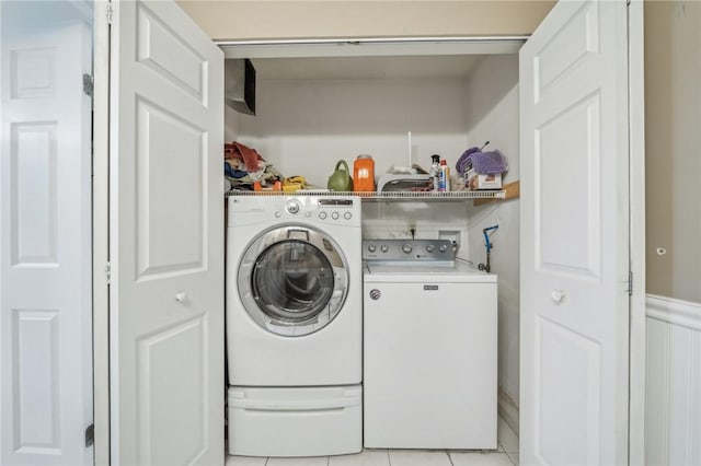 laundry room with light tile patterned flooring and independent washer and dryer