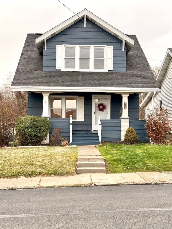 view of front facade featuring a front lawn and a porch